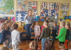 na zdjęciu - dzieci z gr. III wraz z nauczycielką tańczą i śpiewają w kole